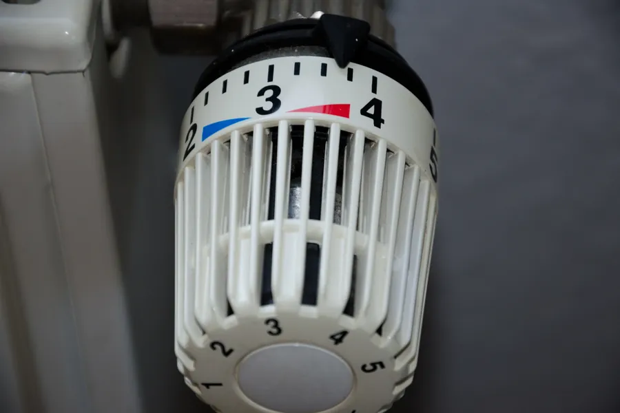 Tête thermostatique graduée montée sur un radiateur