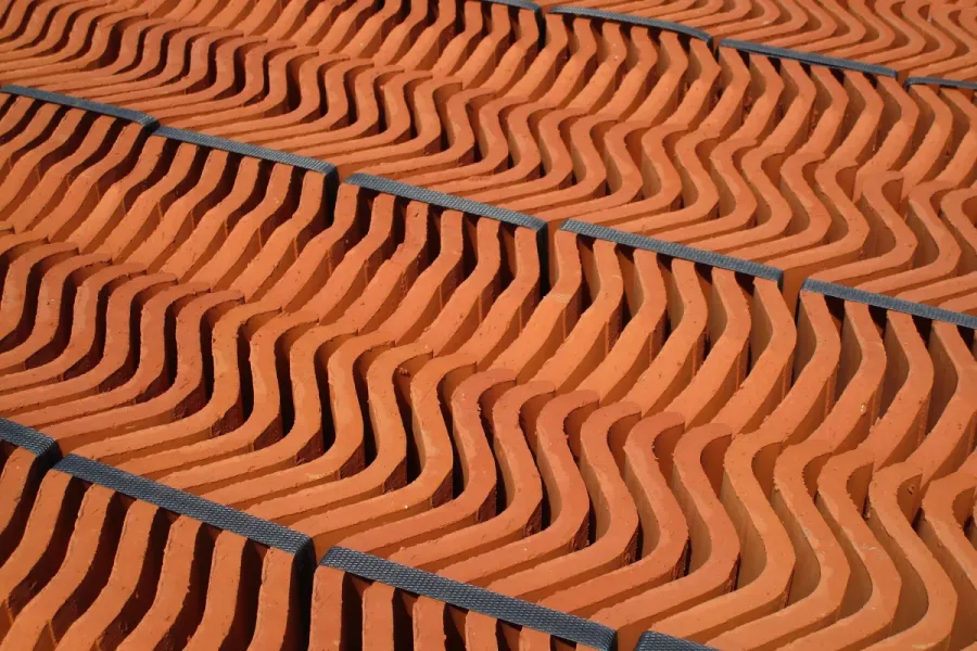 Tuiles en terre cuite neuves empilées