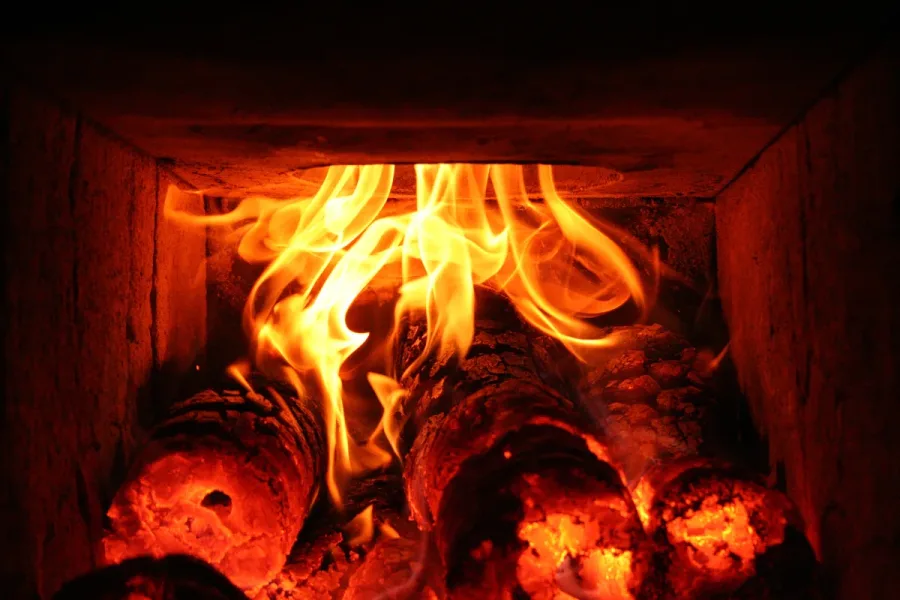 Flammes dans un foyer de cheminée allumé