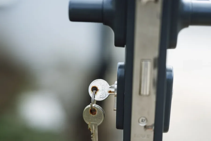 Clés dans une serrure de porte moderne